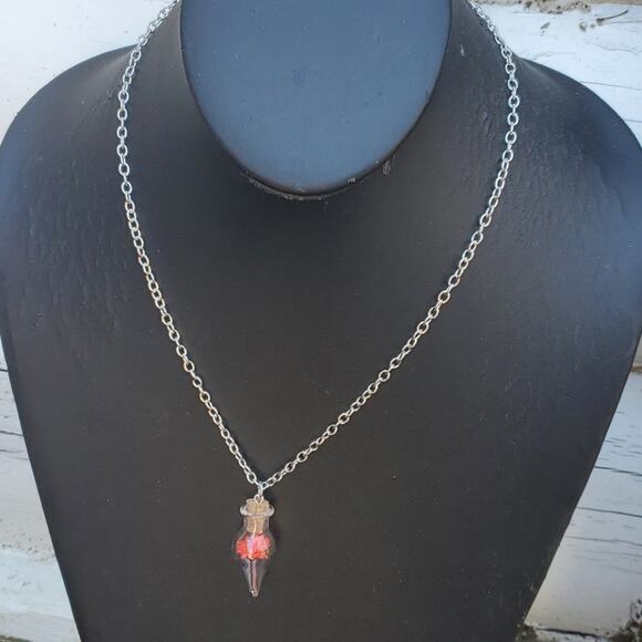 Red dried flower glass bulb necklace - Picture 4 of 5